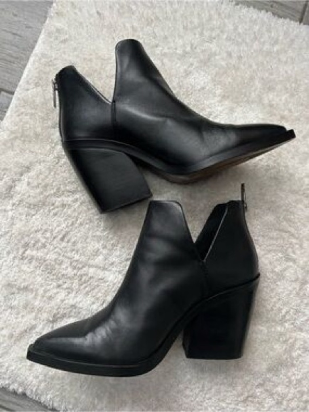 Vince Camuto Bibestie Black
Suede Pointed Toe Cut Out
Ankle Boots - Size 7